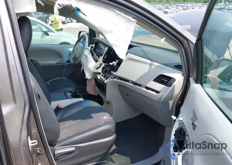 2014 Toyota Sienna Se 8 Passenger z USA, uszkodzony, nr VIN 5TDXK3DC8ES440762